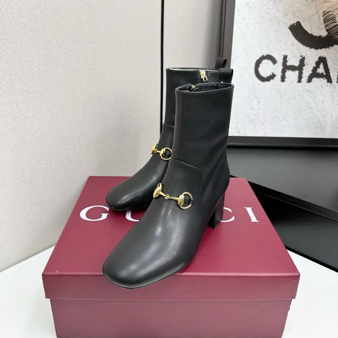 👟👟Ex-factory price 740👟👟 Gucci Gucci 2025G new autumn and winter classic horsebit thick heel short boots. The main series is finally available, and the products are worth looking forward to! Original classics create new designs ✨ Purchasing agent level! Full of high-end feel! A favorite among bloggers at home and abroad, it is retro and fashionable, easy to wear and looks great on your feet! Mainly recommended by the official website, new colors are constantly updated 🆕 ▪️Upper: original calfskin/cloth ▪️Inner lining: imported sheepskin ▪️Outsole: Italian leather outsole ▪️Heel height: 3.5cm ▪️Shoe size: 35-39 (40.41.42 can be customized)